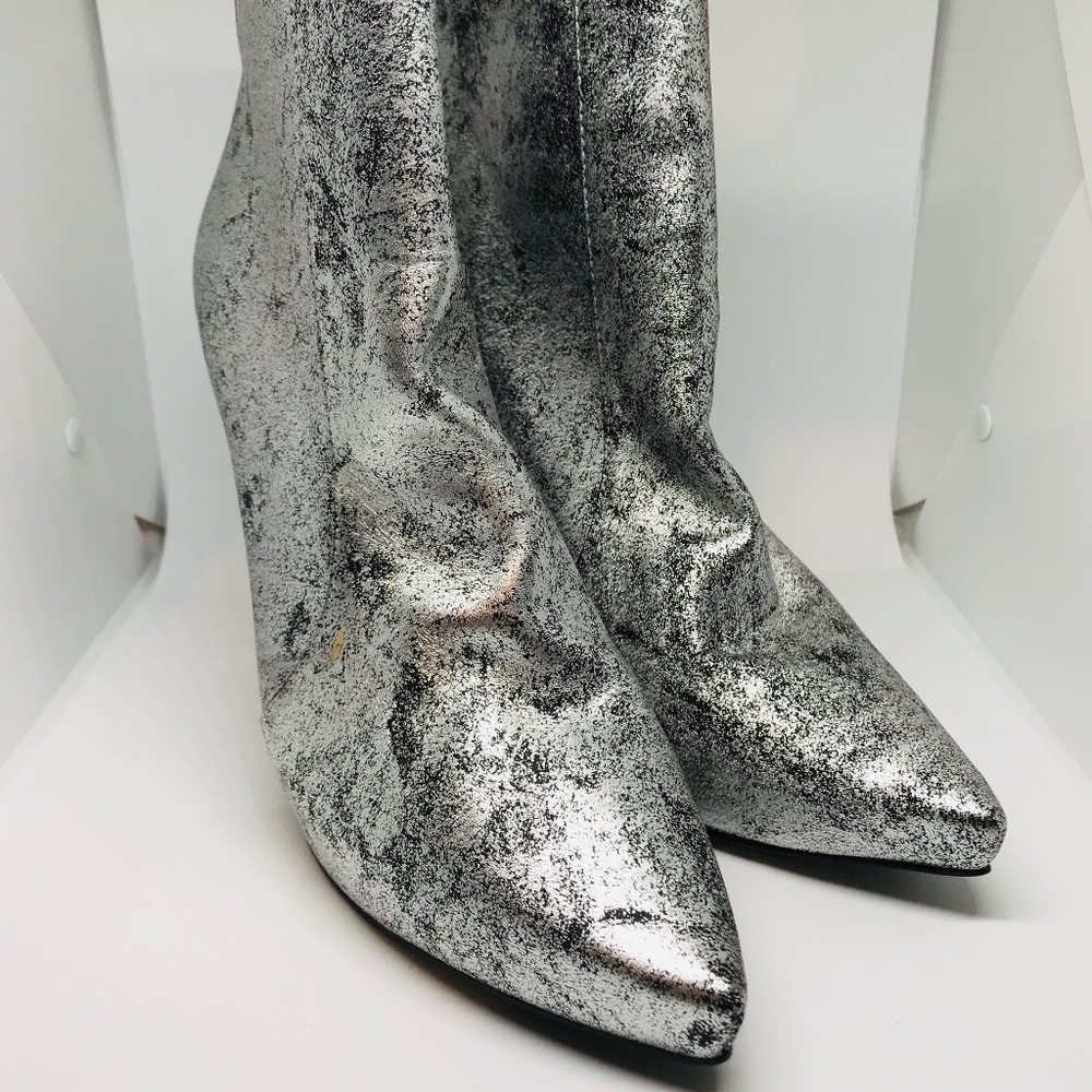 Brand-new Scene Silver ankle booties size 8.5 US